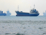 艘新加坡籍船只已沉没，但为何其他船舶仍在穿越霍尔木兹海峡