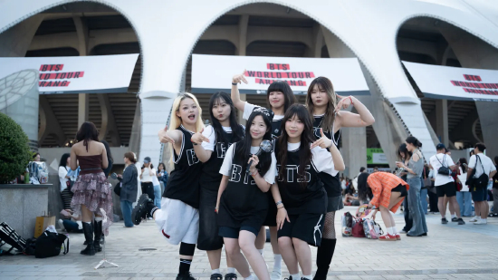 2026 年 6 月 12 日，韩国釜山。釜山亚运会主体育场是防弹少年团《Arirang》世界巡演举办地，在附近的综合运动场地铁站，展示着防弹少年团照片与周边形象，粉丝在此拍照留念。