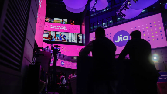 2026 年 10 月 28 日周三，印度孟买国家证券交易所（NSE），Jio 平台有限公司上市仪式现场的公司标识