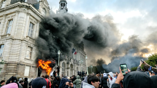 2026 年 10 月 17 日，法国新阿基坦大区上维埃纳省利摩日，示威活动期间抗议者纵火焚烧利摩日市政厅。