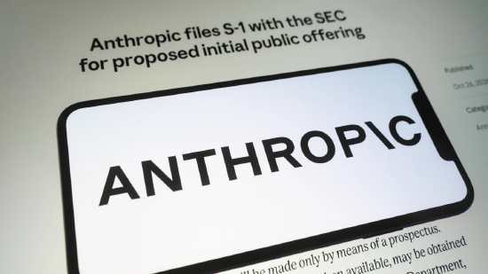 2026 年 10 月 27 日，法国克雷泰伊，手机屏幕上显示 Anthropic 标识，背景是官网 IPO 招股页面。 
