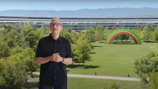 （库克在WWDC2025主题演讲视频中的画面）