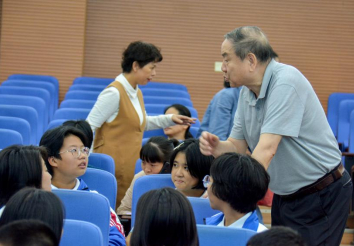 ▲赵堪兴教授耐心解答近视学生关于防控近视的问题