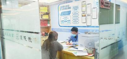 月12日，戴氏教育成都万象城教学点内，家长正进行相关咨询。