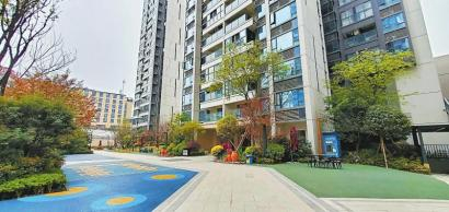 看起来很美 成都中洲里程名邸小区，外面看着环境优美。四川日报全媒体记者韦维摄