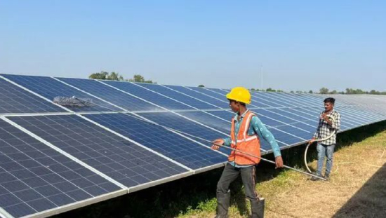 作为印度首批太阳能PLI计划中标者之一，Indosol Solar公司列出的94家供应商中有65家来自中国。印媒报道配图