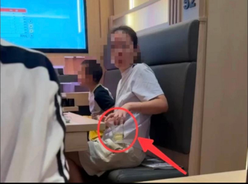 “没想到小便行为影响这么大！” 寿司郎一男童座位尿尿后家长发声，前员工曝涉事门店管理漏洞