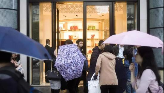 中国买家和中国企业都在海外“买买买”。