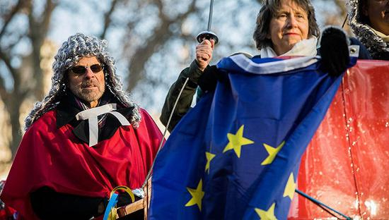  英国伦敦，脱欧支持者和反对者上街抗议。图片来源：视觉中国