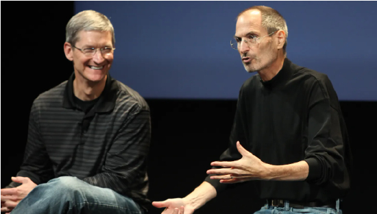 史蒂夫・乔布斯（右），苹果公司首席执行官，与蒂姆・库克，苹果公司首席运营官，在加利福尼亚州库比蒂诺的苹果总部举行的新闻发布会上发言。