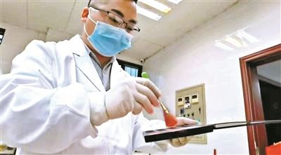 杨先生在准备为逝者化妆