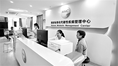 ▲罗湖医院集团为辖区学生开展近视防控筛查