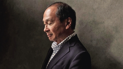 　　弗朗西斯·福山（Francis Fukuyama），出生于1952年10月27日，日裔美籍学者，哈佛大学政治学博士，现任美国斯坦福大学弗里曼斯伯格里国际问题研究所奥利弗·诺梅里尼高级研究员，此前曾任教于约翰·霍普金斯大学尼兹高等国际研究院、乔治·梅森大学公共政策学院，曾任美国国务院政策企划局副局长、兰德公司研究员。著有《历史的终结与最后的人》《信任》《政治秩序的起源》等。曾三次入选《外交政策》“全球百大思想家”。