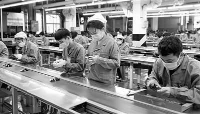总部位于东莞的广东格兰仕集团有限公司车间生产线。新华社记者 黄国保 摄
