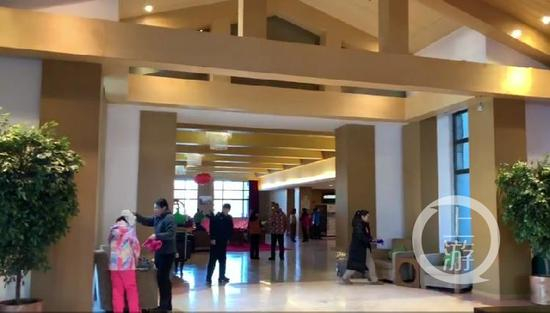 ▲2月13日，出事的Club Med度假村大堂內仅剩下数名游客&nbsp;&nbsp;摄影/张莹