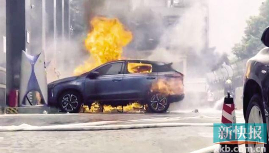 ■汽车自燃现场。