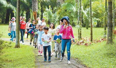华南植物园的趣味植物科学课现场。 　　周文俊摄（人民视觉）