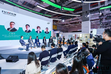 　　从左至右：人民日报健康研究院院长韩林涛、富士胶片（中国）投资有限公司MS产品事业部总经理兼索诺声超声产品创新部总经理王鹏程、&nbsp;医疗网络产品事业部总经理王振、内窥镜系统部内窥镜产品销售部部长樊丽君、&nbsp;富士胶片医疗系统（广州）有限公司 总经理助理桥渡直树