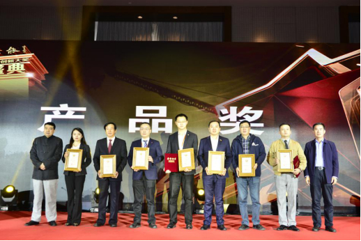 　论坛主席、保险文化杂志社社长张迎宾，中山大学社会保障研究中心主任申曙光为获奖企业代表颁奖