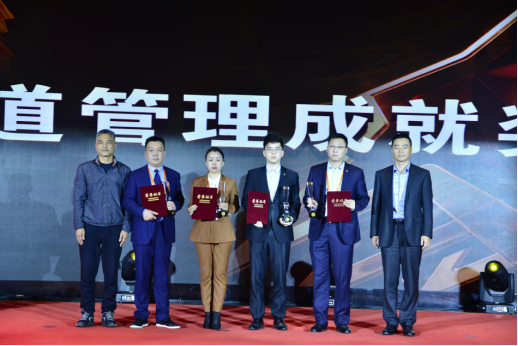 华泰人寿保险股份有限公司常务副总经理李平坤，人保健康养老管理有限公司总经理原俊为获奖者颁奖