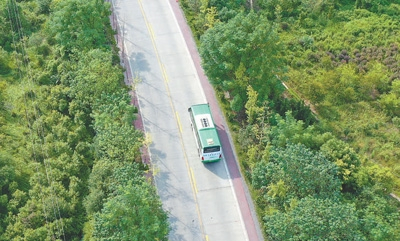 　　湖南省永州市道县倡导低碳绿色出行，为旅游资源丰富的贵头村、两河口村等村开通纯电动公交车，方便村民和游客。图为纯电动公交车行驶在道县梅花镇贵头村村口道路上。 人民视觉