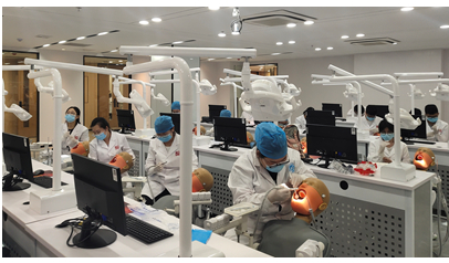 图说：新医生在仿真头模实验室接受培训