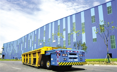 这是中国宝武宝钢股份上海宝山基地的无人驾驶重载框架车及无人仓库。新华社发（宝武集团供图）