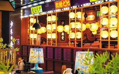 夜经济催生出新型消夜文化以及微醺、小酌等年轻人喜爱的放松方式。受访者供图