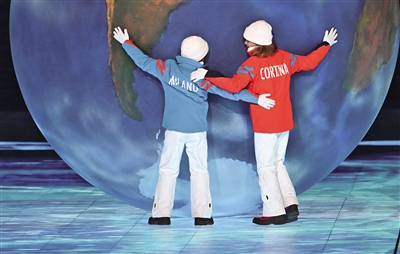 　　2月20日，北京冬奥会闭幕式，意大利米兰与科尔蒂纳丹佩佐文艺表演“双城璧合·聚力联辉”。新华社记者 李尕 摄