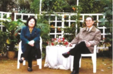 1997年2月，厉以宁夫妇在广东深圳。