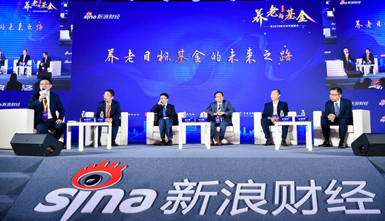 图：“养老目标基金的未来之路”圆桌讨论，从左至右依次是李松林，郝炜 ，李辉，付强， 陈文宇， 恩学海