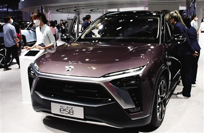 主打换电模式的蔚来智能电动车在2021上海车展吸引了不少观众。新华社记者 陈飞 摄
