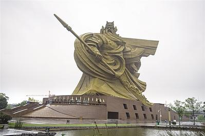 拆除前的荆州市巨型关公雕像。新华社记者 肖艺九 摄