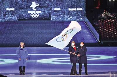 　　2月20日，北京冬奥会闭幕式，意大利米兰市市长萨拉和科尔蒂纳丹佩佐市市长盖迪纳在奥林匹克会旗交接仪式上挥动五环旗。新华社记者 李尕 摄