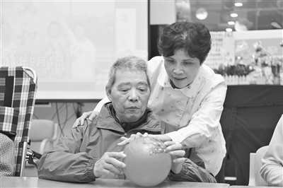 ▲罗湖医院集团工作人员到辖区老人家中免费安装防跌倒扶手