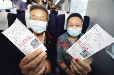 一对夫妇乘车体验后留下票根作为纪念