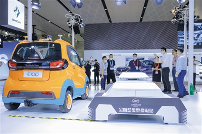 　　日前在海南海口举行的2021世界新能源汽车大会上，上汽通用五菱展示的智能微型换电站。（资料照片）