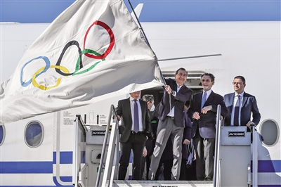 当地时间2022年2月21日，意大利米兰，奥林匹克会旗同意大利冬奥代表团抵达米兰马尔彭萨机场。
