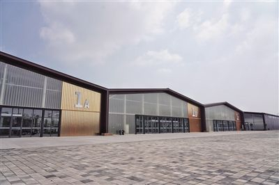 8月1日，即将举办2022年服贸会的首钢园区展馆。 新京报记者 王飞 摄