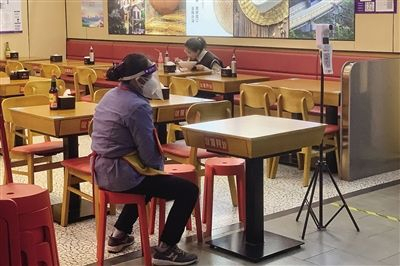 　　12月6日，丰台区物美大卖场玉蜓桥店一层餐饮区，顾客出示48小时核酸检测阴性证明后可堂食。新京报记者 王嘉宁 摄