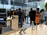 iPhone 17系列首销 用户排队一夜 黄牛店外加价收购