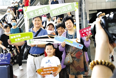 ▲从上海经沪苏通铁路前往江苏南通的旅客在上海火车站合影留念。 　　记者 陈飞 摄