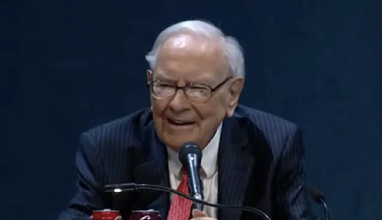 沃伦・巴菲特在伯克希尔・哈撒韦 2025 年年度股东大会上发言。