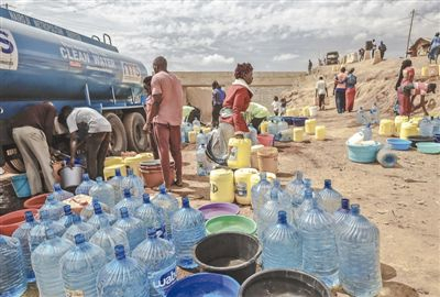 　　当前，一些非洲国家面临水资源紧缺的严峻形势。今年年初，肯尼亚首都内罗毕遭遇旱情。图为当地居民在水车旁排队打水。 影像中国