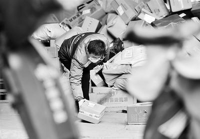 石家庄市汇通路邮政快递投递部，工作人员在整理准备发送的货物。新华社记者 杨世尧 摄