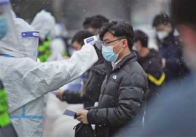 　　12月25日，在西安交通大学城市学院考点，工作人员为考生测温。当日，2022年陕西省全国硕士研究生招生考试举行。新华社记者 张博文 摄