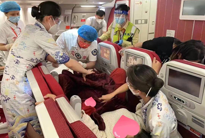  图：海南航空乘务组紧急用毛毯搭起“临时产房”帮助孕妇旅客顺利生产
