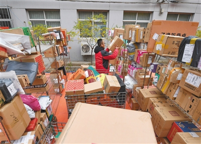 11月12日，快递小哥正在进行分类。新京报记者 陶冉 摄