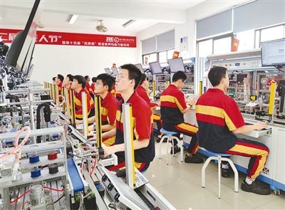 杭州萧山技师学院学生正在进行智能传感器集成系统综合练习。 　　范小亮摄