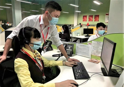  图：国内呼叫中心团队正在接听旅客电话